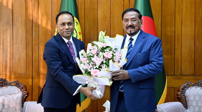 রাষ্ট্রপতির দায়িত্ব গ্রহণে ফুলেল শুভেচ্ছা